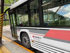 　電気バス新車両は、54年間無事故だったトロバスの安全運転への使命感を受け継ぎ、車体のデザインを踏襲しているそうです。ステップの高さも41cmから27cmと低くなり、折り畳み式車椅子にも対応できるようになりました。

※バス車体には「関西電力」の文字