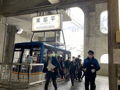 　次は「立山ロープウェイ」で大観峰(だいかんぼう)駅に向かいます。

　大観峰駅の標高は2,316ｍ。立山ロープウェイは定員80名、秒速5mで黒部平駅との標高差500mを7分で結んでいます。

　日本で、途中に支柱が1本もない「ワンスパン方式」を採用しているのは、立山ロープウェイとガーラ湯沢スキー場にある「ランドー」の2か所だけ。なお、全長1,710mの立山ロープウェイは、ワンスパンロープウェイとしては日本最長です。

※標高1,828mまで来ると外はもう冬。6月とは思えない寒さ！