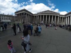 大英博物館を一通り見学するのに3時間程掛かった様だ。
ペディメント 破風を見ながら正面口を後にした。