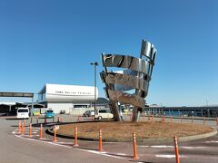 鳥羽駅から7～8分ほど歩くと鳥羽マリンターミナルがあります。ここから神島への定期船が出ています。10時45分発の船で神島へ向かいます。11時25分着の予定です。