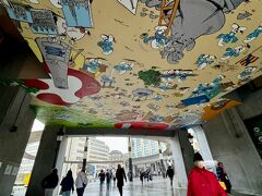 奥にブリュッセル中央駅

その手前のトンネルの天井
漫画が一面に描かれている
初めて気がついた