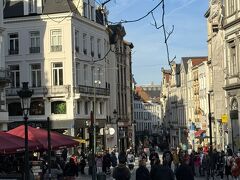 グランプラス方面を向いた写真
この広場はアゴラ

シャルルブルスという犬好きで
ブリュッセルの文化を支えた
市長さんの像がある