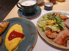 朝食はヒルトン広島のビュッフェ。
案の定、激混みです。
今、広島は外国からの観光客が多いとは聞いていましたが
ここまでとは。。。

朝食を終えてチェックアウト。
ラウンジでのチェックアウトでしたがスタッフの方が誰も居なくて
５分ほど待ち。。。
それでも誰も現れないので驚きました。
ラウンジは空いてる時間なんだろうけど
スタッフさんが誰も居ないラウンジって今まで無かったなぁ。
ということであまり良い印象は無かったです。

他にも平和公園とか行きたい場所があったけど
数年前にも行ったのと、一泊だったので時間が足りなかったのとで
今回はこれで終わりです。

次回は宮島に泊まってみたいです＾＾

