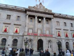 サンジャウマ広場にあるバルセロナ市庁舎。クリスマスバージョン。