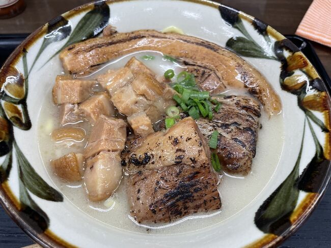 限定20食の、軟骨ソーキと三枚肉、島こしょうピパーチを効かせた細切り肉が乗ったなかざやそば　1,350円。豚の脂がとろとろで臭みのないとんこつ出汁と合います。オリジナルの辛味豚ぐーすをかけると味が締まりました。でもとんこつ出汁を味わうには野菜そばなどあっさり系の物の方が味がわかりやすいかも。<br />再訪有り。