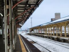 8:57のしれとこ摩周号
列車はまだ来てませんが、皆さんもう並んでいます。
なんせ1両ですからね。