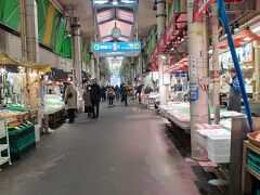 翌日の朝食は、近江町市場へ。金沢駅から歩いて20分くらいです。