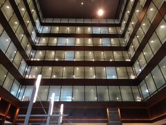 フロント階（３１階）に到着です。

おおおー、上を見ると客室エリアが見えました。