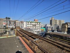 最後の降車駅は、こちらも大人気の国道駅。
あえてホームの端まで行ってみた。
鶴見方面のこの線路はこの先大きくカーブしております。