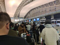 関空　厦門航空のチェックインカウンター付近

チェックインカウンター付近はそこそこの混雑です。
