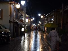 雨のせいか外湯巡りをしている人も少なくてどこか寂し気な温泉街。