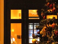 小雪がちらつく中、小樽駅から歩くこと10分、この日の宿、Unwind Hotel & Bar Otaruに到着

扉をあけると暖かいロビーがクリスマスツリーとともに迎えてくれました。
