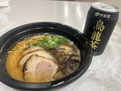 お昼も食べて無かったのでマカイマーケットで食べることに。
私は「Ramen BARIO Ala Moana」のラーメン（たしかとんこつ）と黒ウーロン茶にしました。
レシートなくしてしまったので金額が不明ですが、ｄポイント使えたのでここでもポイント利用。
日本語対応してくれます。
ちょっと味は濃かったので、次回はつけ麺かと。ポイント使える貴重なお店なのでまた来ると思います。