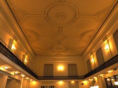 旧三井銀行小樽支店は重厚な石積みのルネサンス様式の外観と、吹き抜けに回廊がめぐり、天井の石膏造りが美しい歴史的建造物
