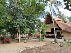 出がけに鍵を預けにフロントに寄ったところ、レストランの前に「大晦日のスペシャルライブBBQメニュー」の看板が出ていて、気になったのでフロントのスタッフさんに聞いてみます。

「へえ…どんなメニューなの？」
「ビーフステーキとエビと串焼きとサラダのセットで170K、年末のスペシャルメニューはお得ですよ」
「ライブって、演奏とか入るの？」
「それはないんですが、どんどん焼いてライブでお待ちするんです」
「そうなんだ。どうする？今晩はコレにする？」
「大晦日だし、楽しそうだし、いいんじゃない？」

相談の結果、今晩のお夜食はBBQを予約することにしました。