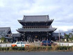 烏丸通りをあがると東本願寺さん
こちらでも「京の冬の旅」を開催しているけれど、昨年参拝済みなので、このまま進みます