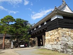 【高知城】

関ヶ原の戦いの功績により徳川家康から土佐一国を拝領した山内一豊が
慶長６年（1601年）に築城を始めて以来、約400年余りの歴史を有する南海の名城です。

高知城の入口「追手門」は1664年に再建された櫓門で、重層な櫓門と天守を一緒に見ることが出来る追手門は見所のひとつです。

