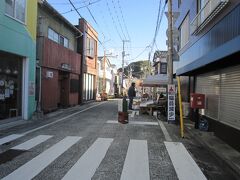 １７勝浦仲本町朝市通り、月曜日のため数店しか出店がなかったです。観光案内所の方からも言われました。来る日が悪かったです。そのため写真はこの一枚しか撮りませんでした。