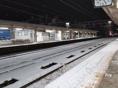 魚津駅
　魚津駅に到着です。
　線路の上も雪で覆われています。