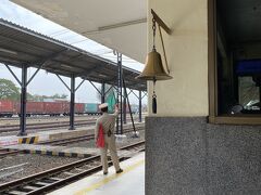 10時過ぎにチェックアウトし、grabでウドンタニの駅へ。
11時21分の列車でノンカイに向かいます。
この鐘を鳴らして列車の到着を知らせていました。なんか素敵。