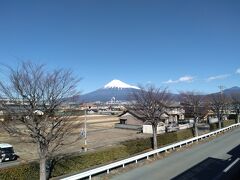 道の駅富士の屋上の展望台からは、正面に見事な富士山がみられました。