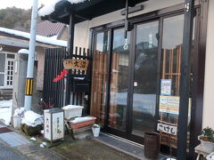 「大沼こけし店」
普通のおうちのような店構え。
店内を覗くと誰もいないけれど扉に鍵はかかっていなかったので
店内に入る。
ラジオが流れていて、のれんの奥の方からうっすらと話声がする。

しばし眺めてから連れて帰るコを決めてお店の奥に声をかけます。