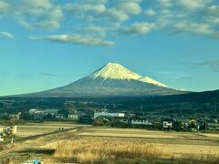 快晴の富士山。
天気が良く、冠雪しているので都内からずっと新幹線車窓を通して、富士山を指差し確認できました！