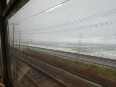 日本海沿いに出た。今日は朝から天気が荒れ気味で、海も荒れてる。