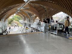 花蓮駅。
清潔感があって温かみのある素敵なデザインです。
屋根がうねっていて開放感がある。
