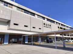 まずは新山口駅の新幹線口に集合、11:00に出発です！豪華な観光バス（定員50名くらい）に乗って長門市方面へ向かいます。