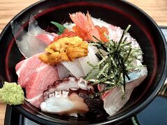 昼食は寿司・活魚料理 千石にて海鮮丼（特）をいただきました。とても新鮮で美味しかったです。特にイカが最高。仙崎はイカが有名なんだそう。