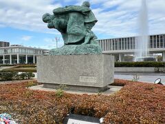 翌朝は、宿泊先ホテルからすぐ近くにある平和記念公園へ散歩に…
祈りの泉の噴水と風の中の母子像