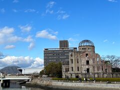 元安川沿いのベンチに座って、ぼーっと原爆ドームを眺めていました。
ドームの左手奥に見えるのは建設中のサッカースタジアム・エディオンピースウィング広島、もうすぐ開業です。