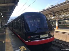 ＪＲ熱海駅　黒船電車

伊東線に乗り換え一駅隣の来宮まで行きます。
（乗車時間は2分ほどですが、電車の本数が少ないので注意）
黒船電車は伊豆急下田行の普通電車、普通料金のみで乗れます。

（熱海駅から糸川遊歩道までは徒歩約20分。電車の時間によっては歩いた方が早いかも知れませんね。）
