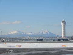 新千歳空港着
雪景色が快晴を彩ります