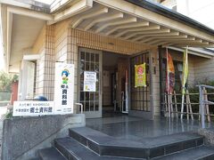 「千早赤阪村立郷土資料館」の玄関です。
館内には、赤阪城址、建水分神社、棚田、金剛山など、村の歴史や自然を紹介するビデオモニターもあります。