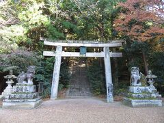 「建水分神社」の大鳥居と狛犬です。
石段を上がると拝殿があります。本殿は、さらに石段を上がったところです。
三棟の社殿を渡り廊下で繋いだ、珍しい建築様式の本殿ですが、拝殿からも眺めることはできません。