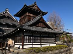 それでは西本願寺へ。敷地内の北東にあるのが太鼓楼だ。時を知らせる太鼓を打ち鳴らした場所だが、幕末には新撰組の屯所として使用されていた。新撰組といえば壬生の屯所が有名だが、名声が高まるにつれ、人数が拡大。手狭になったことから広大な西本願寺に屯所を移した。