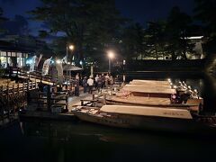 お堀の遊覧船も夜間営業していました