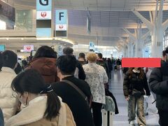 ［羽田空港 T3］

恐ろしいほどの保安検査の列…『間に合うの？』ってくらい