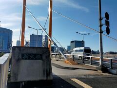 新大橋を渡ります。