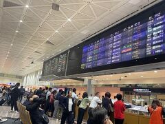 桃園空港に到着　けっこう混んでます。