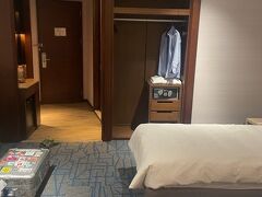 ホテルにチェックインです。
社員旅行らしくおっさん二人のツインルーム。
確かこの同僚いびきが酷かったはず、やばいわぁ
ホテルはミラマーガーデンです宿泊者のほとんどが熟年旅行の日本人でした。　朝食会場の対面コーナーでは日本語が炸裂してました(笑)