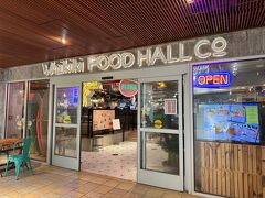 前回のハワイ旅行の時はまだ無かった、ワイキキ・フード・ホール。
こちらもロイヤル・ハワイアン・センターにあるフードコートです。
滞在中１度食べに来ようと考えていたのですが、すっかり忘れていて、結局食べに行かずに終わっちゃいました；；