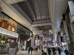 地方の大きな都市でよく見るアーケード商店街、熊本にも大きなアーケード街がいくつかあって迷子になりそうですが…今回はＨさんがいるので安心。
次の目的地、スイーツのお店まで案内してもらいます。