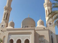 歩いて40分ぐらいということだったけど、道路の様子がよくわからないので、とりあえずタクシーでGO!
15分ほどで Jumeirah Mosque ジュメイラ・モスク