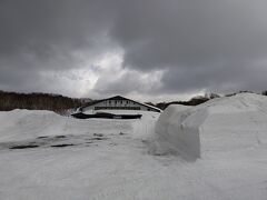 銅像に下山。