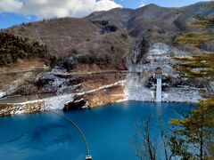 さてさて、次なる行き先、四万ブルーを求めて、奥四万湖。ホテルからは結構近くて２０分くらいかな？

駐車場も少ししかないのでちょっと待ちましたがー展望台（もちろん無料）から見て、びっくり！！！本当にブルーだ～～！

