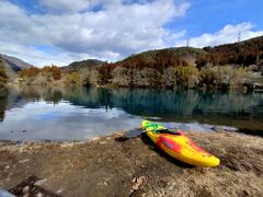 もう一つ、途中で見えたブルー中之条ダム（四万湖）。ここでなんとSUP？カヌーやってました。いや～１１月くらいに予約枠あるのみたんだけど、まさかスキーとかもできそうなエリアでこの季節にできると思わなかった。
立ってたからSUP？落ちたら〇ぬよ？ドライスーツとか来てるのかな～とワイワイしながら近寄ったら、どうやらカヌーでした。

