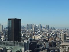 この日まず向かったのは、文京シビックセンターです。
西側の新宿の高層ビル群の左にかろうじて富士山が見えました。

